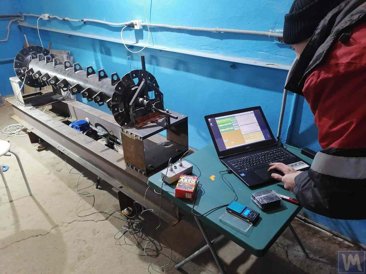 Przykład zmodernizowanej wyważarki z systemem Balanset-1A OEM.